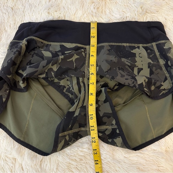Lululemon Speed Up Shorts RARE Pop Cut Fatigue Green Black Shorts Size: 6 - Picture 4 of 8
